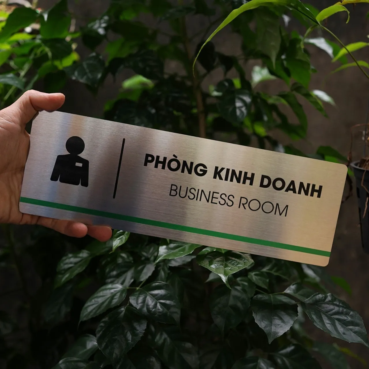 Bảng Tên Phòng Kinh Doanh Inox 304 Cầm Tay – Mặt Trước Chữ Ăn Mòn Sắc Nét Cầm tay bảng tên phòng kinh doanh inox 304 trắng xước mặt trước thấy rõ chữ ăn mòn hóa học đen sắc nét