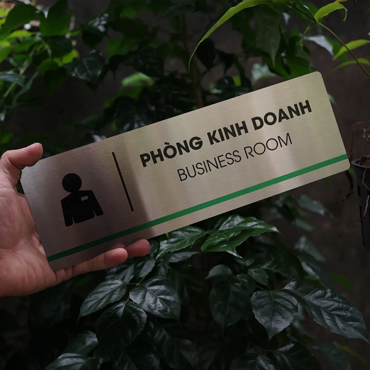 Bảng Tên Phòng Kinh Doanh Inox 304 – Góc Nghiêng Trái Thấy Rõ Vân Phay Xước Bảng tên phòng kinh doanh inox 304 cầm tay góc nghiêng trái thấy rõ vân phay xước ánh bạc tự nhiên