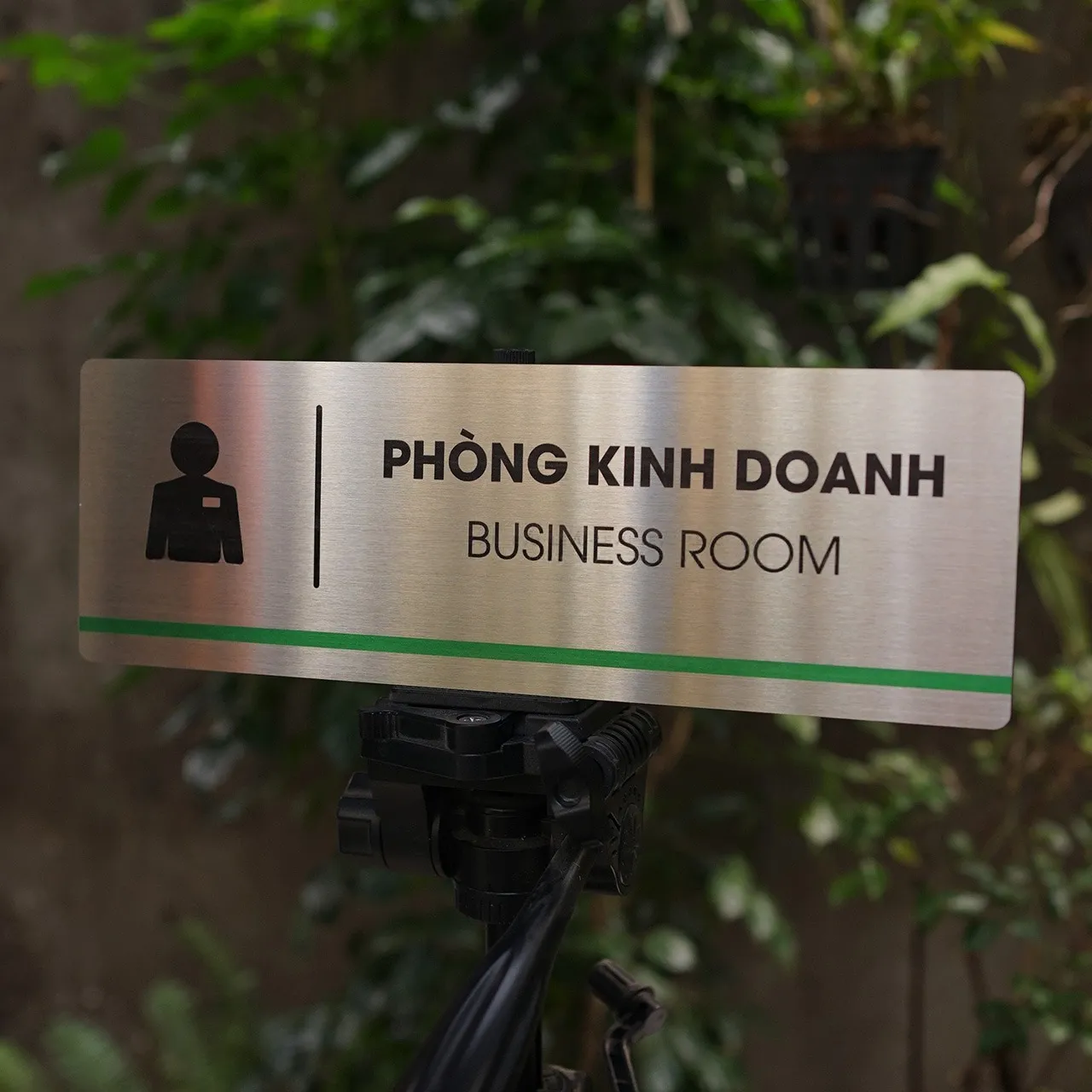 Bảng Tên Phòng Kinh Doanh Inox 304 Trắng Xước – Ăn Mòn Hóa Học Sơn Tĩnh Điện | Bảng Hiệu Vàng Bảng tên phòng kinh doanh inox 304 trắng xước ăn mòn hóa học sơn tĩnh điện trên giá đỡ góc cao