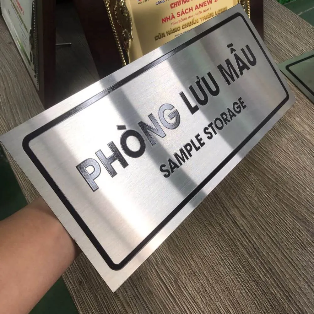 Bảng Tên Phòng Lưu Mẫu Inox – Cầm Tay Góc Nghiêng bảng tên phòng lưu mẫu inox 304 cầm tay góc nghiêng thấy rõ bề mặt xước