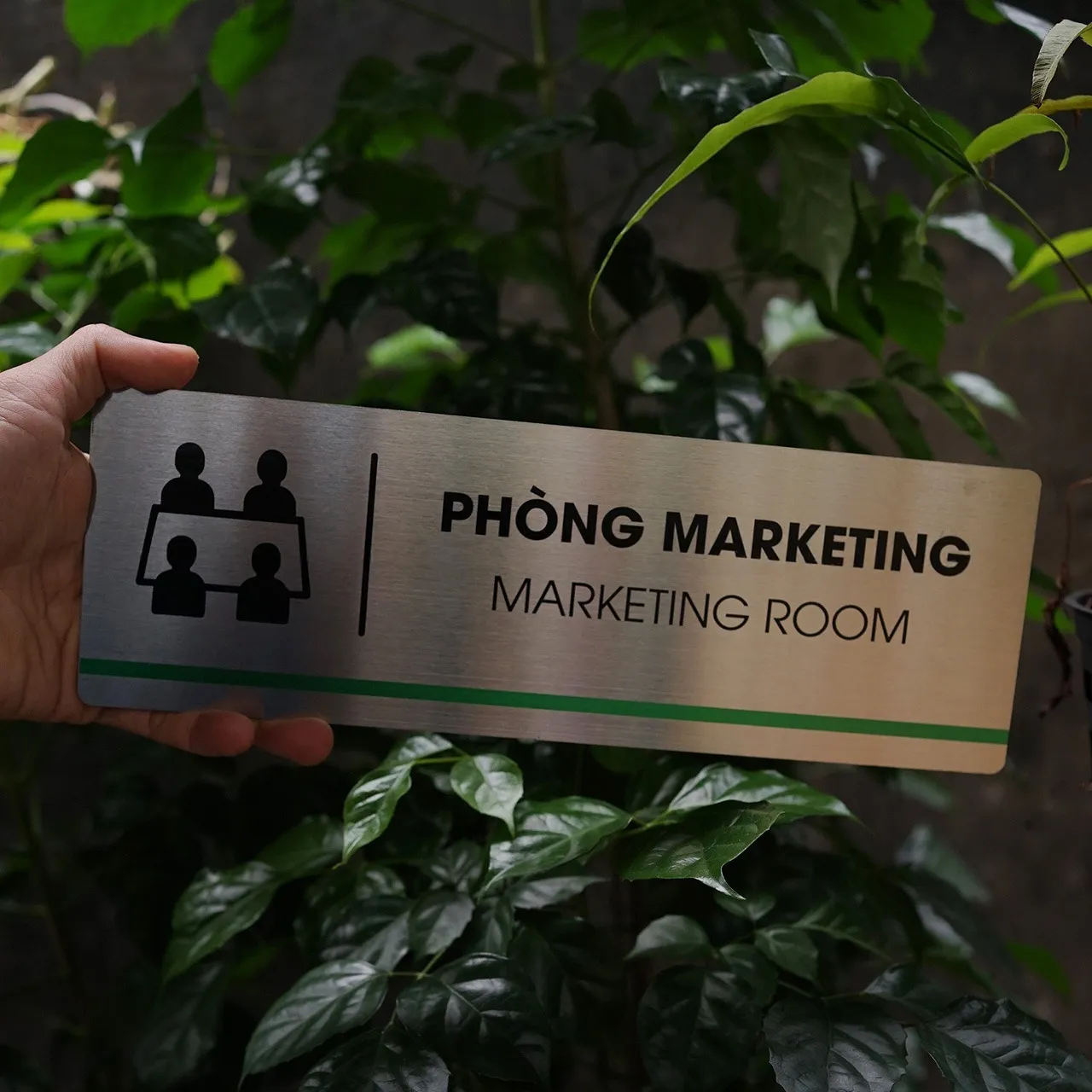 bảng tên phòng marketing room inox 304 trắng xước ăn mòn hóa học BTP005 tổng thể thực tế