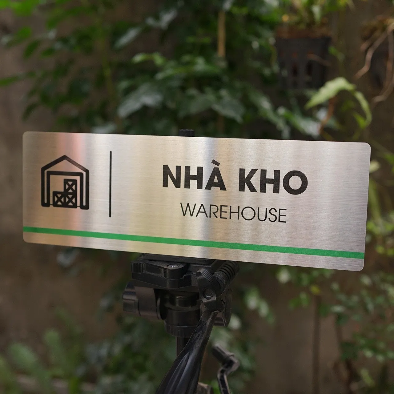 Bảng tên nhà kho inox 304 trắng xước ăn mòn hóa học sơn tĩnh điện nhìn thẳng trên giá đỡ