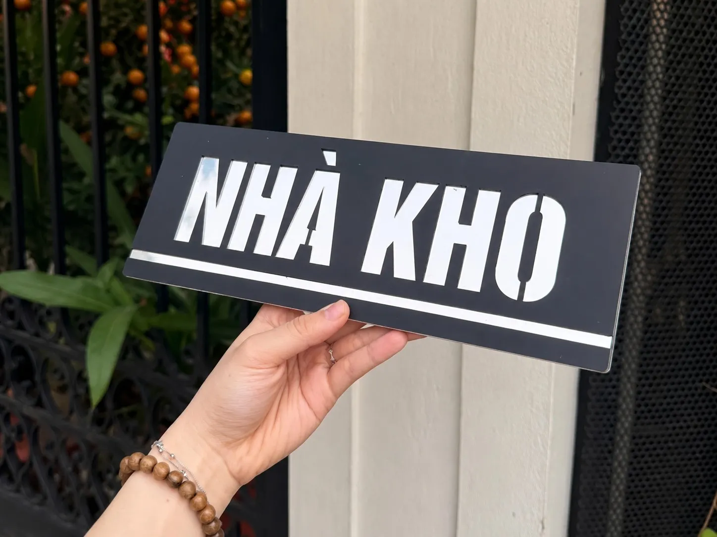 Cận cảnh chữ inox trắng xước cắt xuyên trên bảng nhà kho Cận cảnh chữ cắt xuyên inox trắng xước trên nền đen nhám