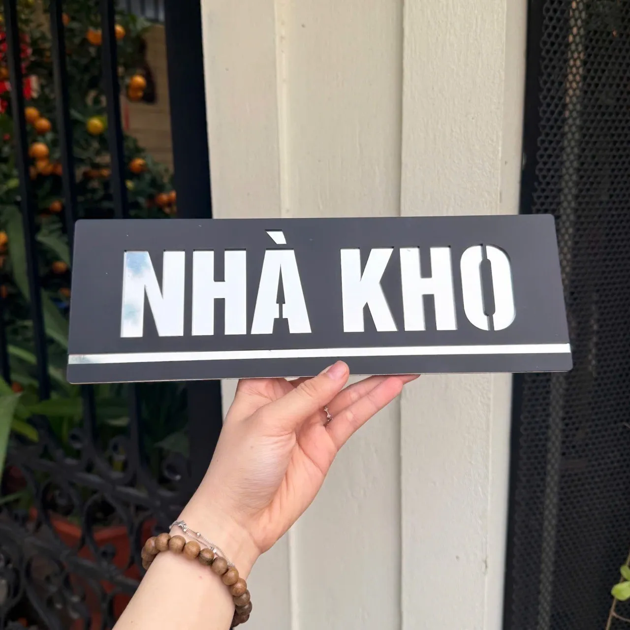 Bảng nhà kho inox đen nhám – mặt trước Bảng nhà kho inox 304 đen nhám chữ trắng xước nổi bật
