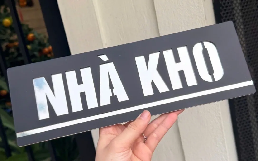 Bảng nhà kho inox đen nhám nhìn từ góc nghiêng Góc nghiêng bảng nhà kho inox đen nhám chữ trắng xước