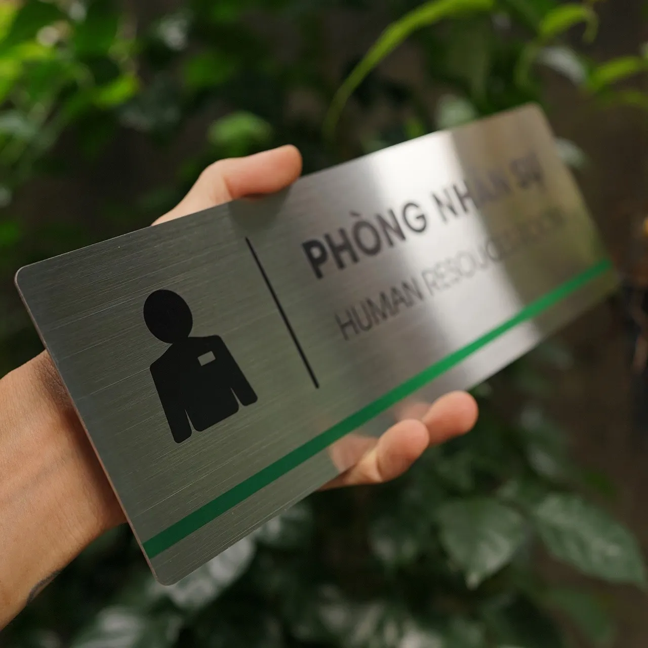 Bảng Tên Phòng Nhân Sự Inox 304 – Góc Bo Tròn Mịn Màng Nhìn Cận Cận cảnh góc bo tròn bảng tên phòng nhân sự inox 304 phay xước hoàn thiện mịn màng