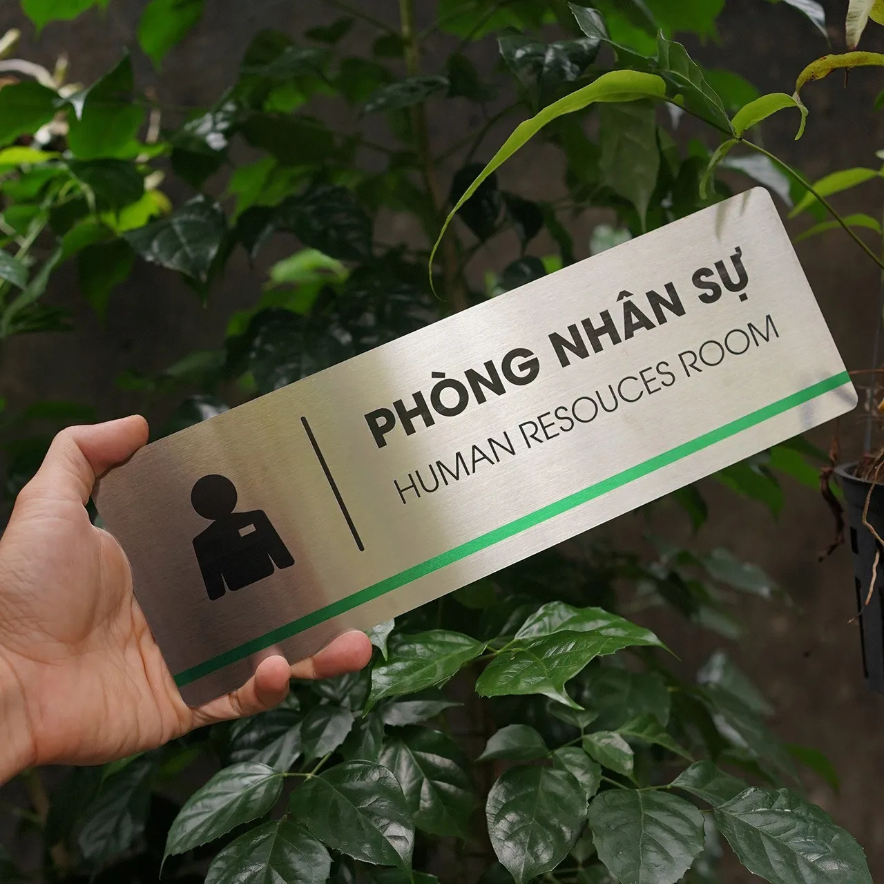 Bảng Tên Phòng Nhân Sự Inox 304 Cầm Tay – Mặt Trước Thấy Rõ Toàn Bộ Thiết Kế Cầm tay bảng tên phòng nhân sự inox 304 phay xước mặt trước thấy rõ chữ UV đen và sọc xanh lá