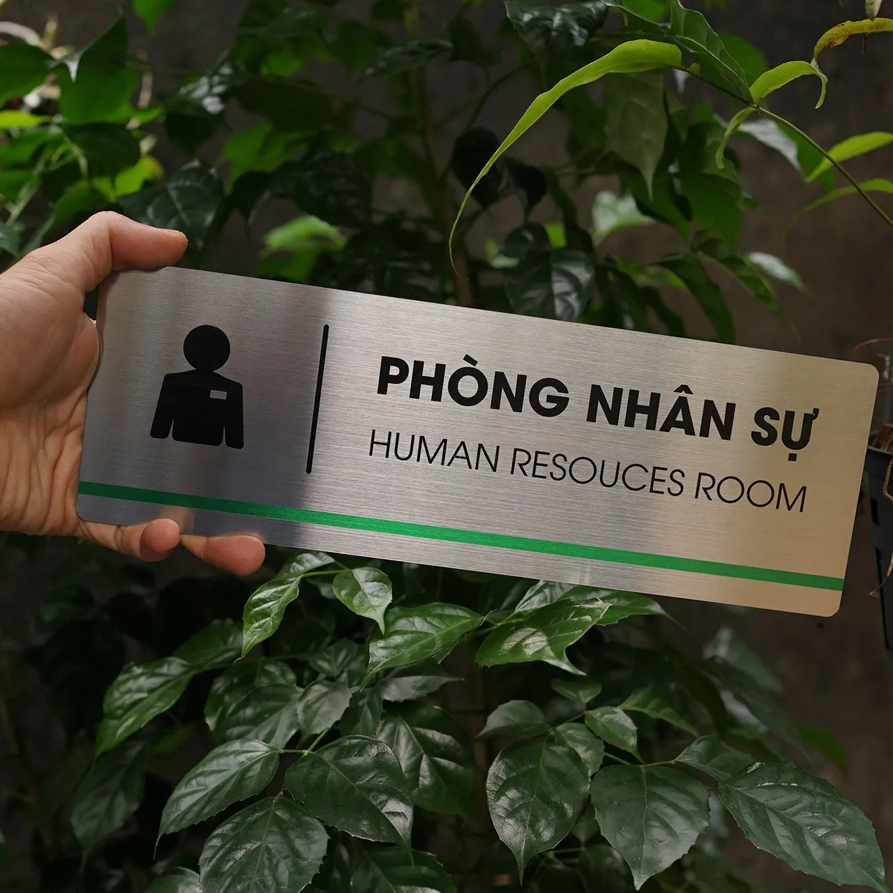Bảng Tên Phòng Nhân Sự Inox 304 – Góc Nghiêng Thấy Rõ Hiệu Ứng Phay Xước Bảng tên phòng nhân sự inox 304 cầm tay góc nghiêng phải thấy rõ hiệu ứng vân phay xước hairline