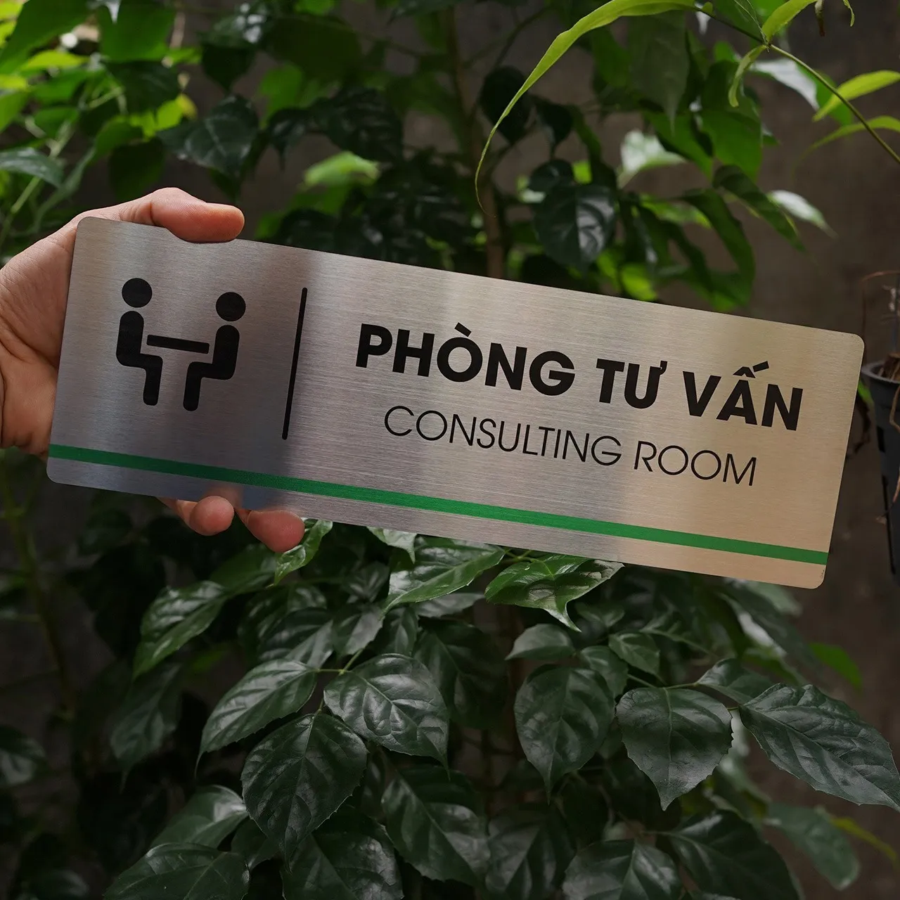 Cầm tay bảng tên phòng tư vấn inox 304 phay xước mặt trước thấy rõ chữ UV đen và sọc xanh lá