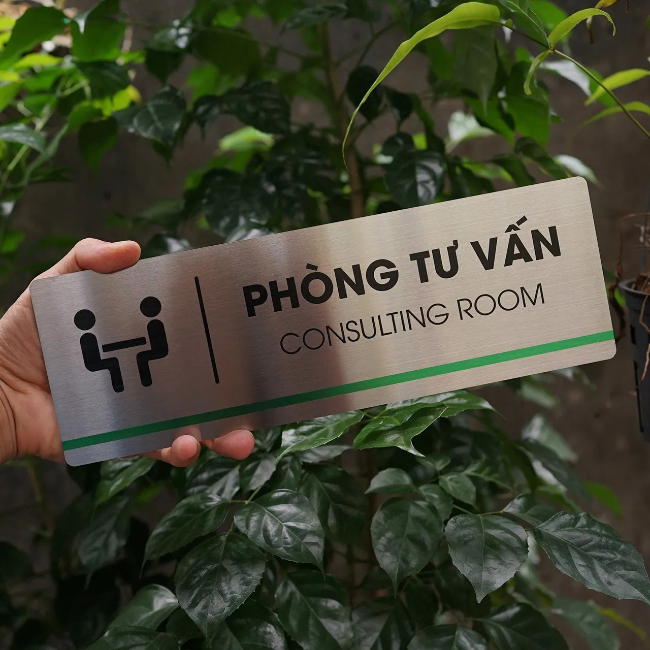 Bảng tên phòng tư vấn inox 304 nhìn góc nghiêng trái thấy rõ vân phay xước và pictogram tư vấn