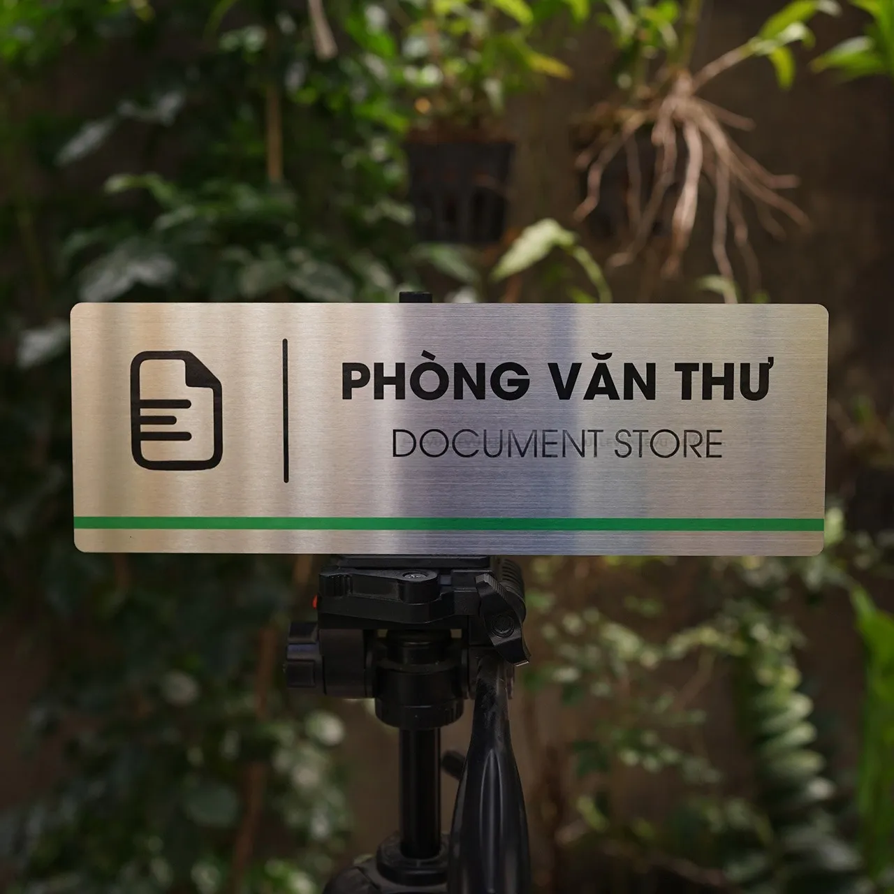 Phối cảnh bảng tên phòng văn thư inox 304 đặt trên tripod – Bảng Hiệu Vàng Phối cảnh thực tế bảng tên phòng văn thư inox 304 brushed đặt trên tripod ngoài trời, ánh sáng ban ngày