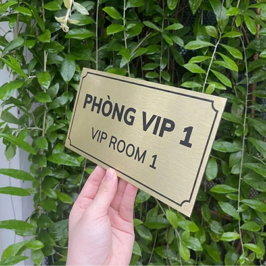 Cận cảnh chữ PHÒNG VIP và VIP ROOM trên nền inox vàng xước