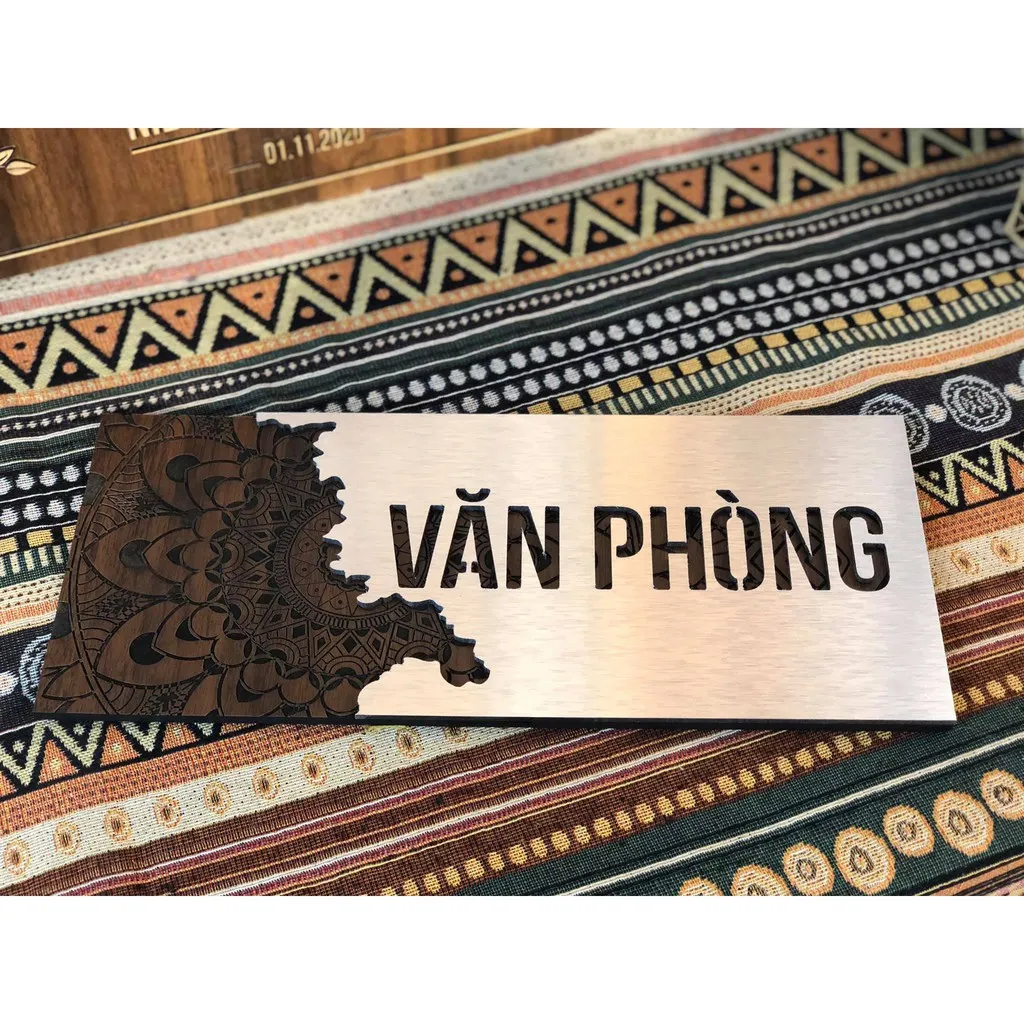 Bảng Văn Phòng Inox 304 Mandala – Flat Lay Thấy Rõ Đường Cắt Hữu Cơ Hai Lớp Bảng văn phòng inox 304 mandala flat lay nhìn từ trên xuống thấy rõ đường cắt hữu cơ và họa tiết đầy đủ