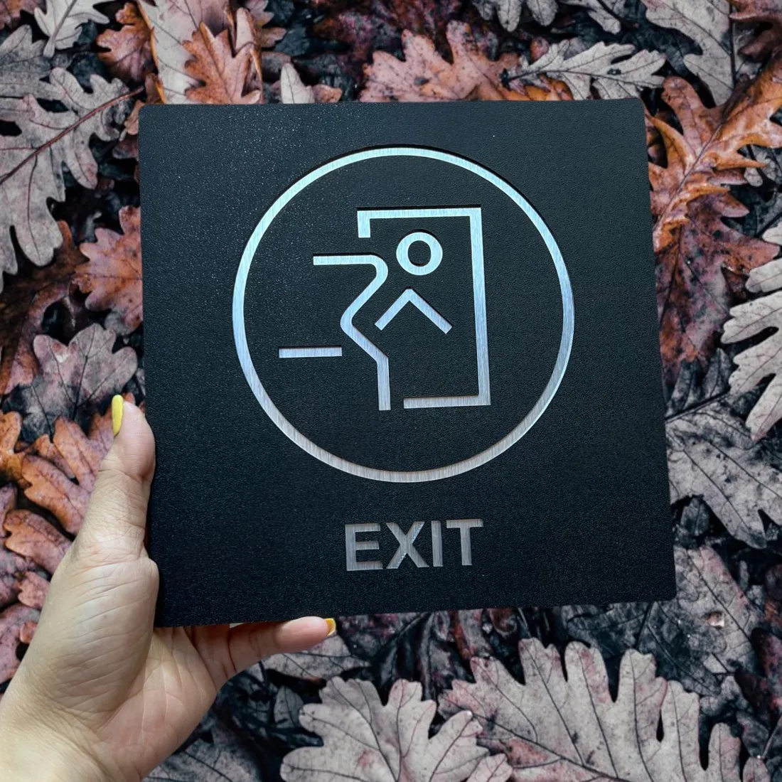 Chi tiết cắt CNC biển exit inox – tương phản đen mờ và inox bạc sắc nét Cận cảnh đường cắt CNC biển exit inox 304 sơn tĩnh điện đen, tương phản đen mờ và bạc inox