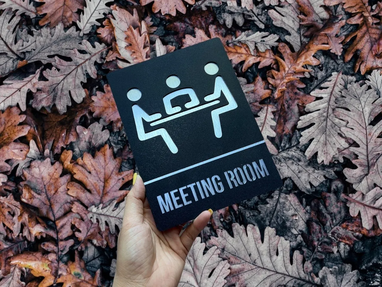 Biển tên phòng họp meeting room inox đen sần chữ nhôm xước âm bản