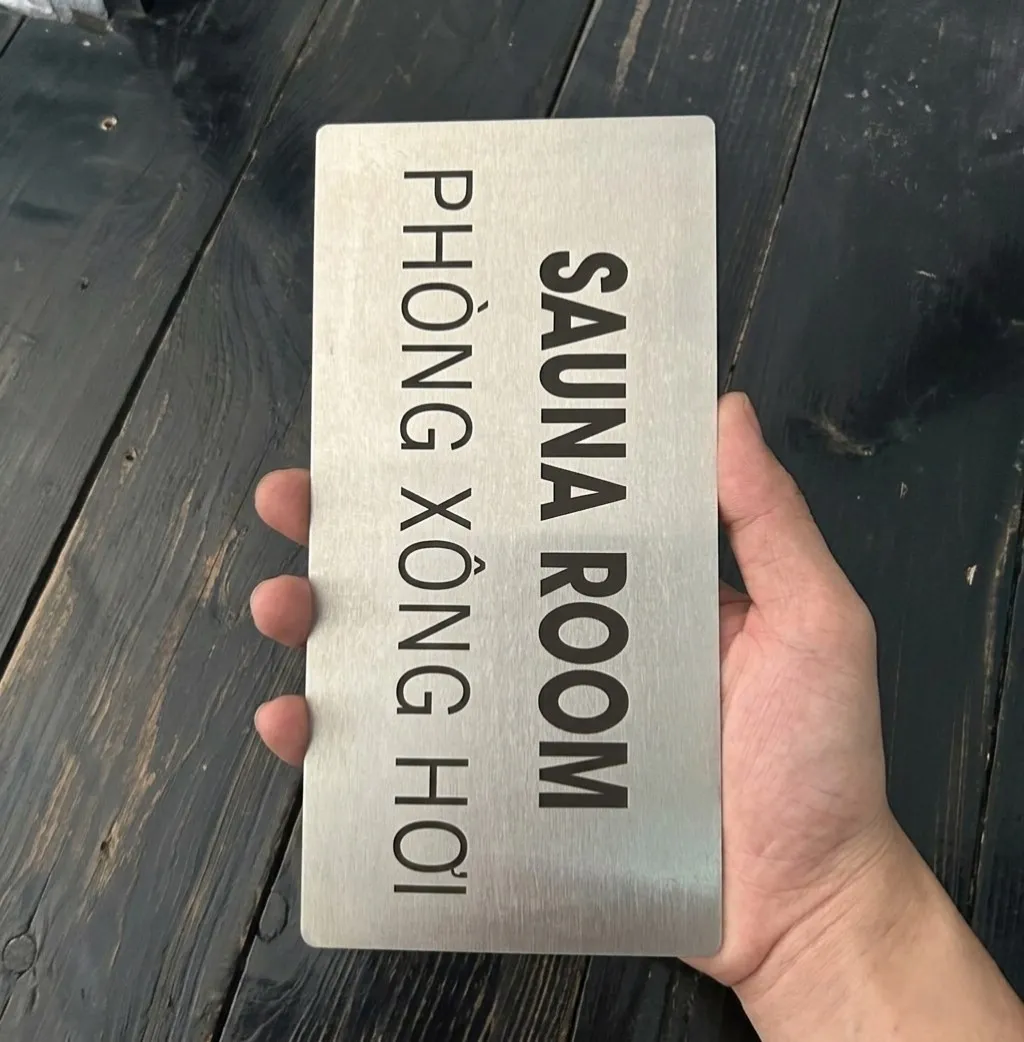 Biển Sauna Room - Phòng Xông Hơi cầm tay thực tế Biển Sauna Room - Phòng Xông Hơi inox bạc xước cầm tay thực tế