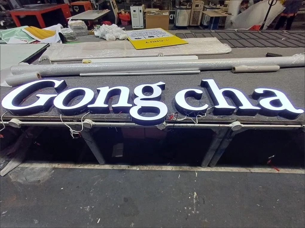 Gia công chữ nổi inox Gong Cha hoàn thiện Chữ nổi inox Gong Cha hoàn thiện sử dụng decal đỏ 3M