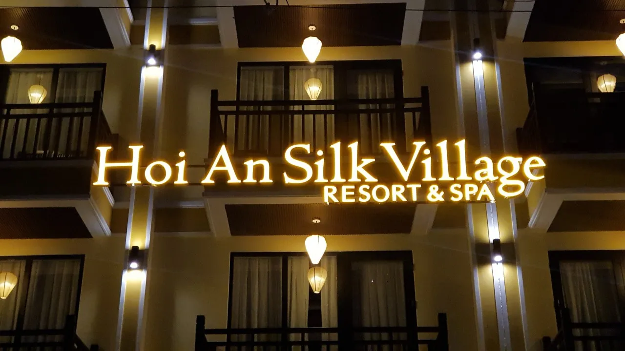 Bảng quảng cáo Hoi An Silk Village Resort Spa chữ nổi inox vàng gương LED halo sáng đẹp ban đêm