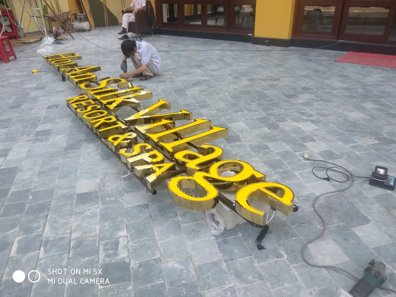 Bộ chữ nổi Hoi An Silk Village inox 304 vàng gương mặt mica vàng đang test trước lắp đặt
