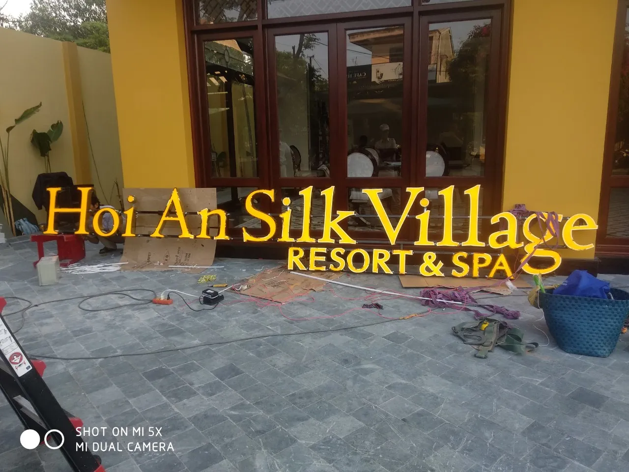 Chữ nổi Hoi An Silk Village Resort Spa test LED halo backlit màu vàng ấm áp