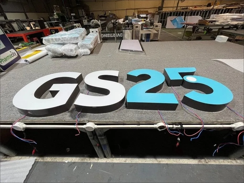 Chi tiết chữ nổi GS25 gia công tại xưởng - Thấy rõ LED module 3light và nguồn điện bên trong
