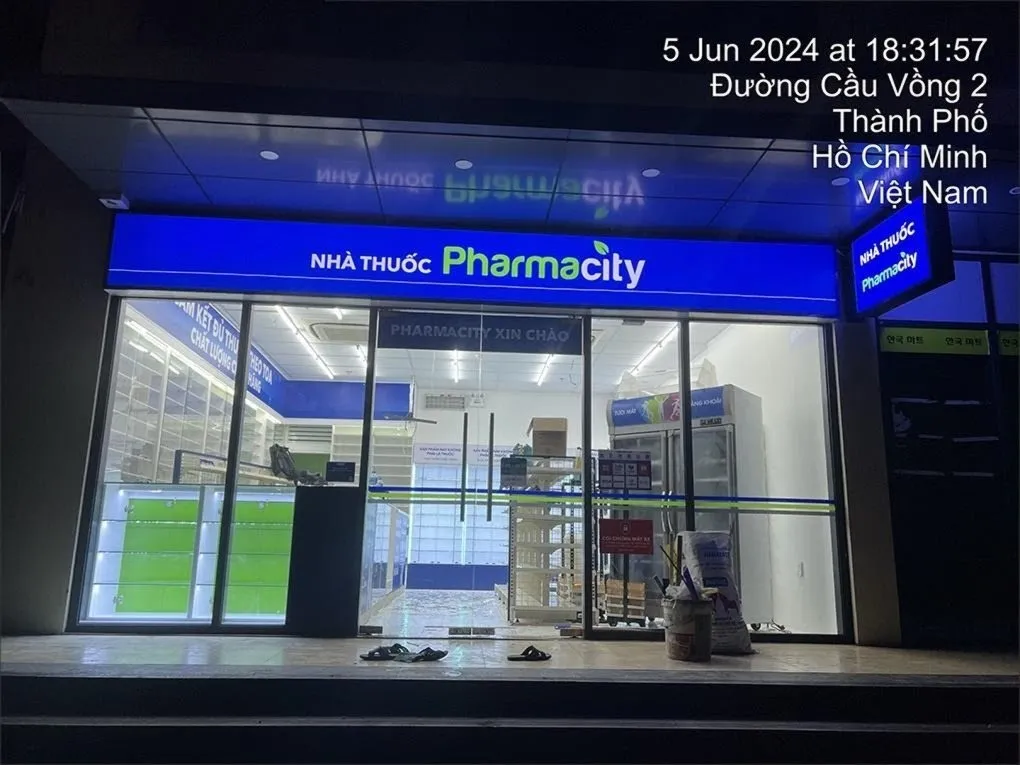 Bảng hiệu LED Pharmacity phát sáng đẹp ban đêm tại TP.HCM Hộp đèn LED Pharmacity phát sáng xanh lá cây nổi bật ban đêm