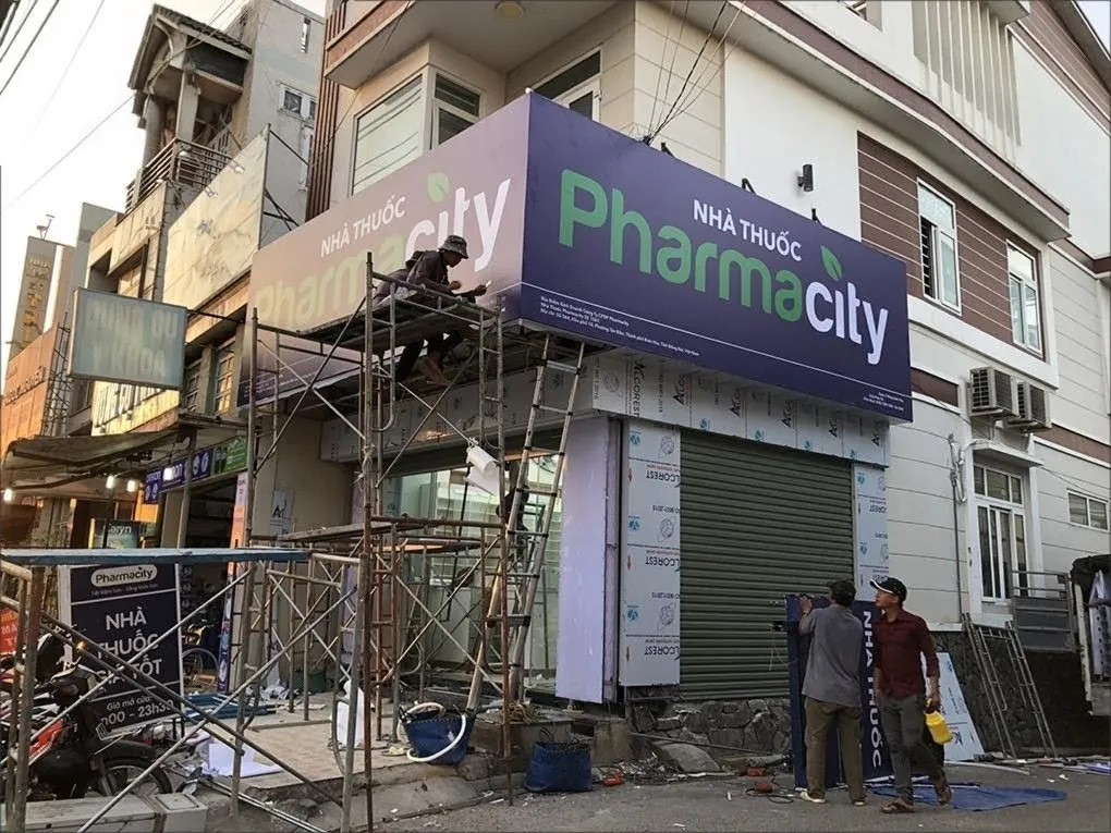 Quá trình lắp đặt bảng hiệu Pharmacity tại công trình Thi công lắp đặt bảng hiệu Pharmacity - Công nhân đang gắn biển