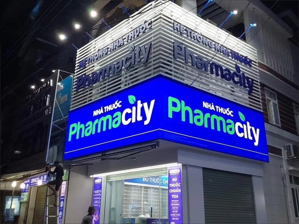 Bảng hiệu LED Pharmacity phát sáng đẹp ban đêm tại TP.HCM Hộp đèn LED Pharmacity phát sáng xanh lá cây nổi bật ban đêm