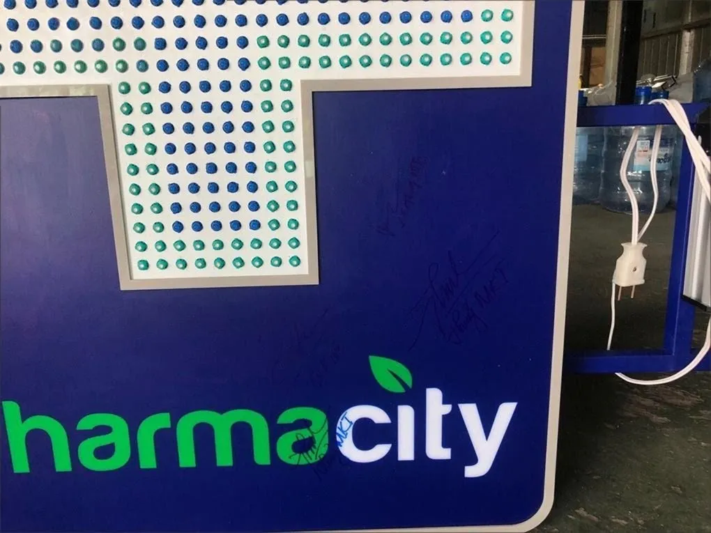 Chi tiết đèn LED module trên thập tự Pharmacity Cận cảnh 2140 bóng LED xanh lá và xanh dương trên thập tự Pharmacity - Mật độ LED cao 15mm