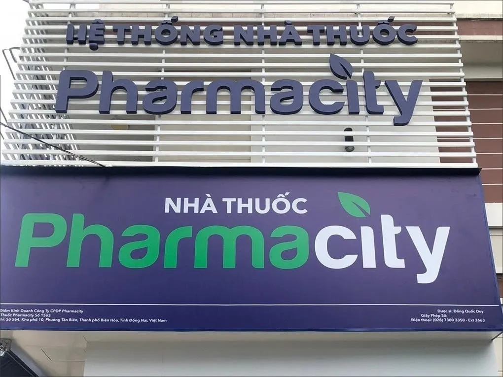 Chữ Nổi Inox Pharmacity Lắp Đặt Hoàn Chỉnh - Hiệu Ứng 3D Nổi Bật Chữ nổi inox Pharmacity lắp đặt hoàn chỉnh trên tường - Hiệu ứng 3D 20mm, màu xanh đậm thống nhất với hộp đèn LED