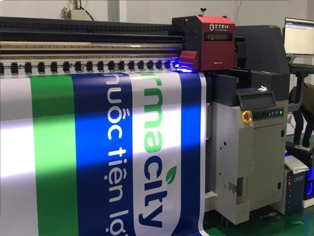 In UV bạt không gân cho hộp đèn Pharmacity trên máy In UV In UV bạt không gân hộp đèn Pharmacity trên máy In UV - Chữ Pharmacity xanh lá nổi bật trên nền xanh đậm