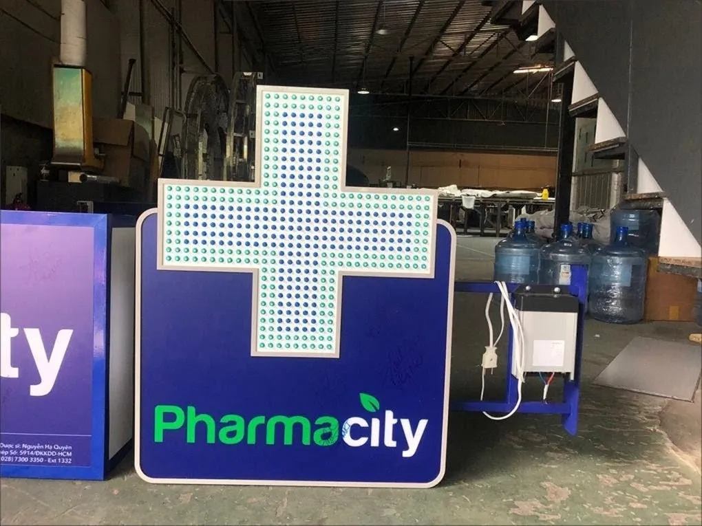 Thập tự LED Pharmacity 2140 bóng hoàn thành tại xưởng Thập tự LED nhà thuốc Pharmacity 2 mặt với logo xanh lá và chữ Pharmacity - Sản phẩm hoàn thiện tại xưởng