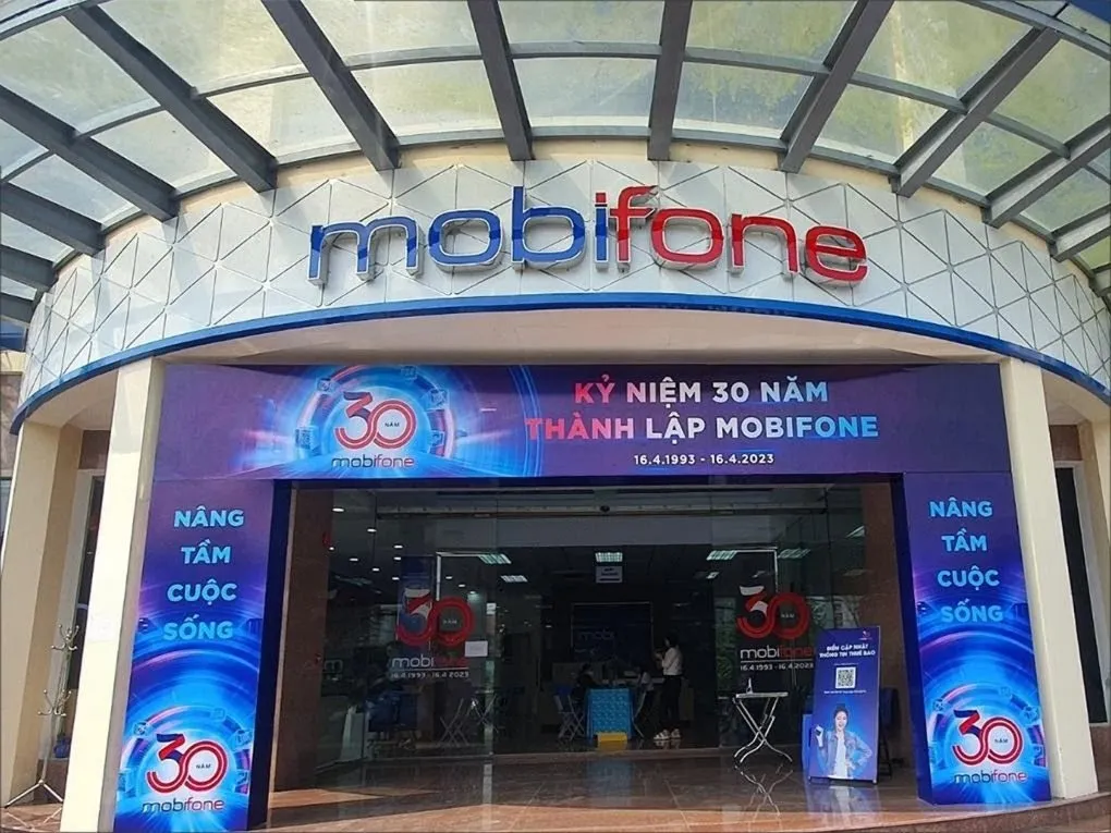 Biển Hiệu Mobifone Hoàn Thiện Tại Cửa Hàng Điện Thoại Biển quảng cáo Mobifone chữ nổi inox gương mặt mica 2 màu xanh đỏ tại cửa hàng