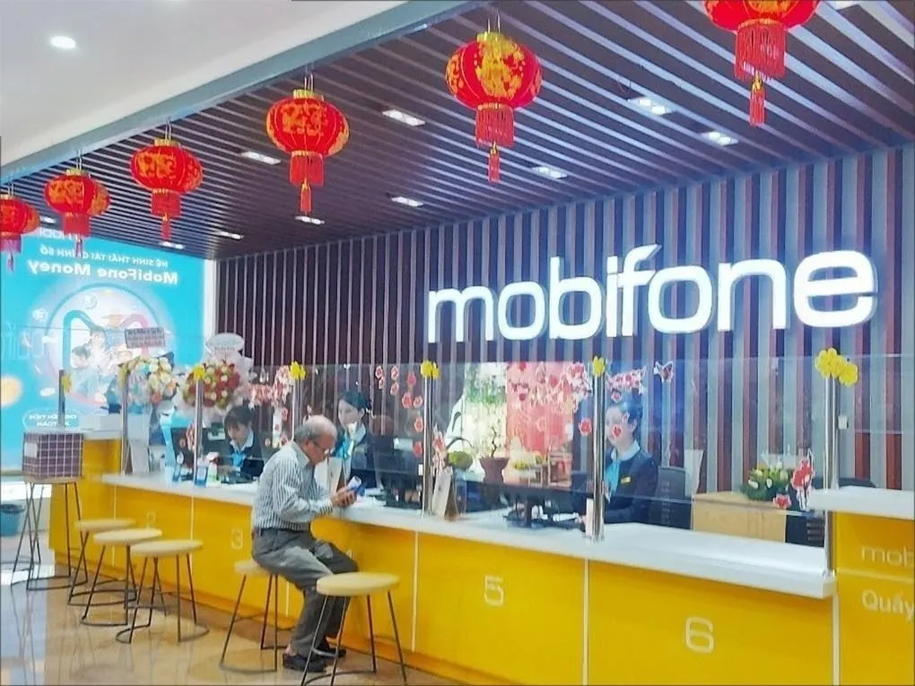 Biển Hiệu Mobifone Trắng Bên Trong Cửa Hàng Biển hiệu chữ nổi mobifone màu trắng lắp đặt bên trong cửa hàng viễn thông