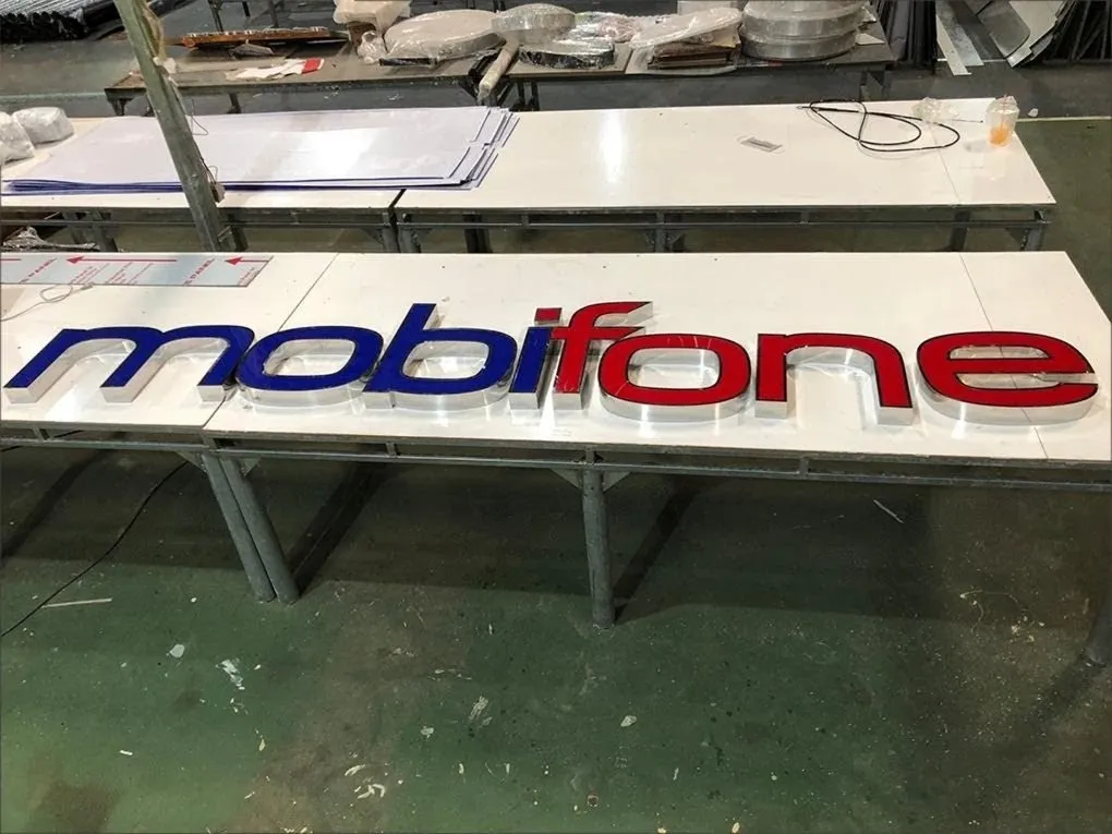 Chữ Nổi Mobifone 2 Màu Xanh Đỏ Mặt Mica In UV Chữ mobifone với mặt mica màu xanh mobi và đỏ ifone theo brand identity
