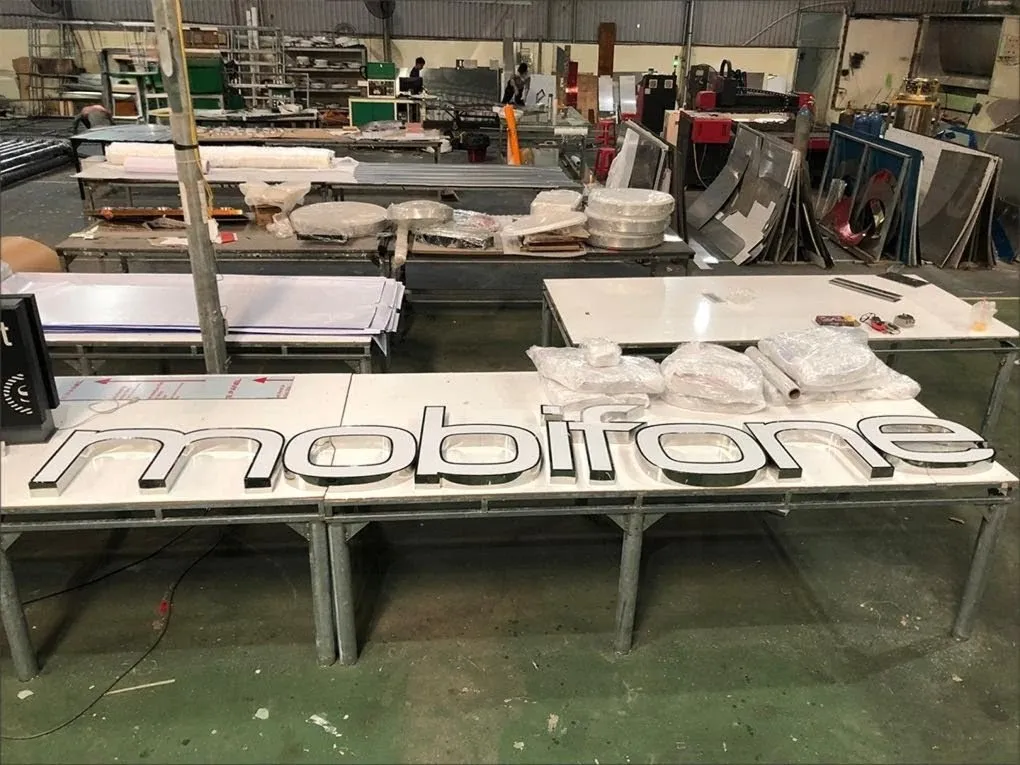 Chữ Nổi Mobifone Trắng Góc Nghiêng Chi Tiết Hông Inox Góc nghiêng chữ mobifone thể hiện chi tiết hông inox gương và cách lồng mica vào viền