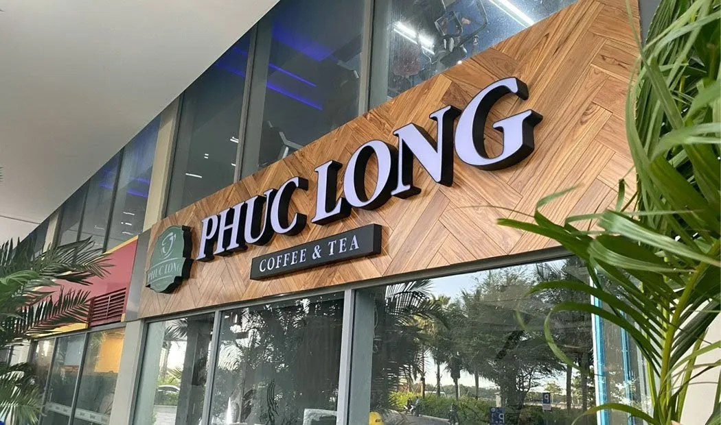 Biển Hiệu Phúc Long Coffee Phong Cách Vintage Sang Trọng Biển hiệu Phúc Long chữ PHUC LONG nổi trên nền gỗ vân đẹp với logo xanh Since 1968