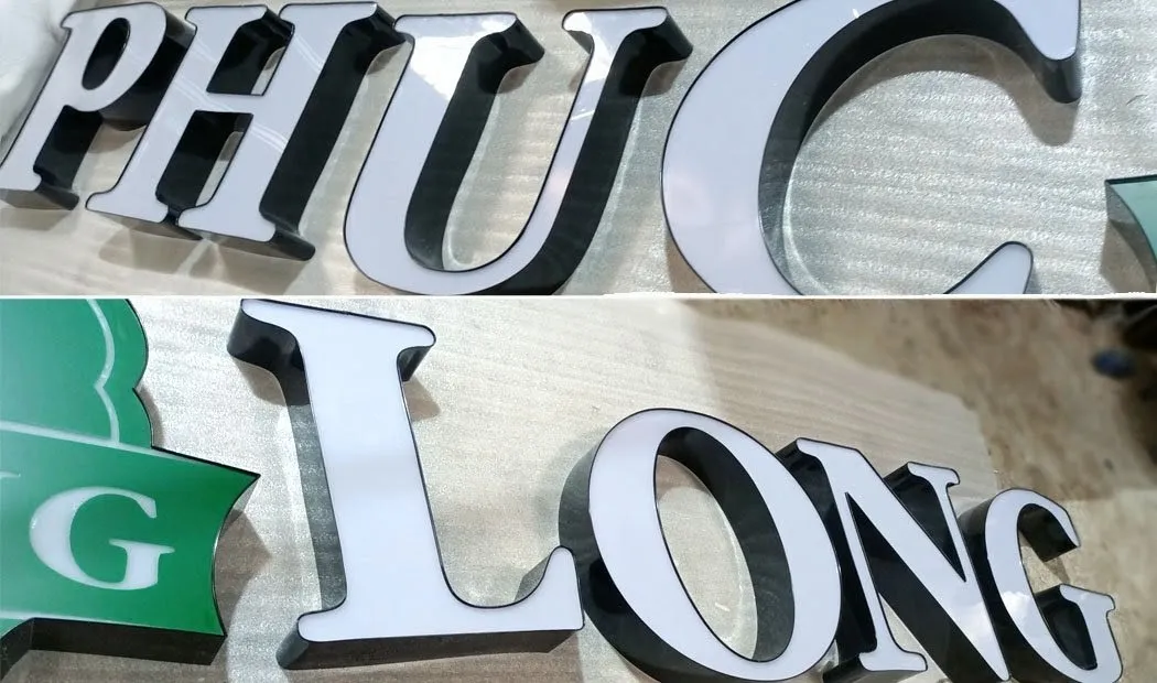Chi Tiết Hông Inox Sơn Đen Chữ Nổi Phúc Long Cận cảnh chữ PHUC Long thể hiện rõ hông inox sơn tĩnh điện màu đen với mặt mica trắng