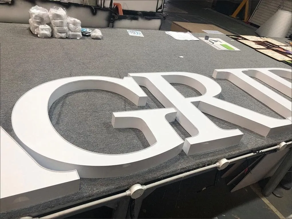 Cận cảnh chữ G Agribank thể hiện hông inox sơn trắng dày dặn và gờ lồng mica