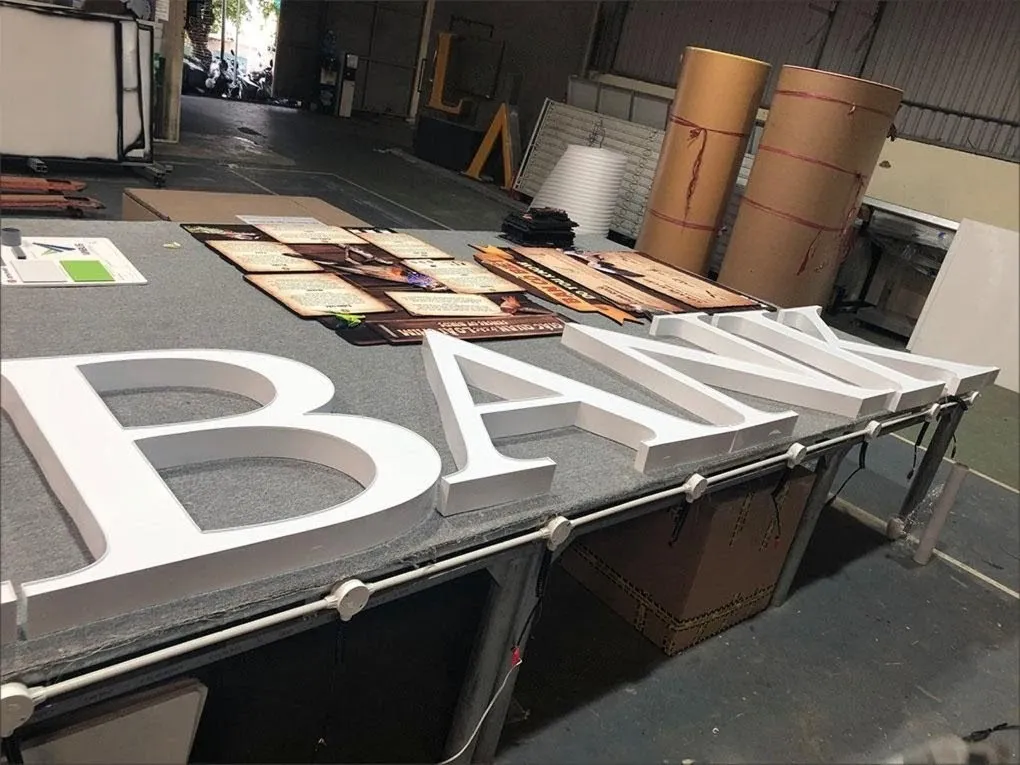 Chữ nổi BANK Agribank inox 304 sơn trắng mặt mica trong đang sản xuất tại xưởng
