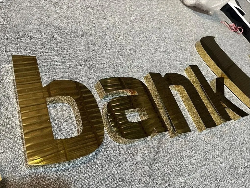 Chữ bank cận cảnh inox vàng gương phản chiếu sáng bóng chất lượng cao