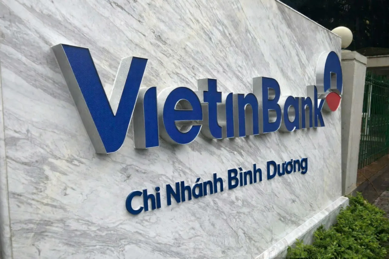 Biển quảng cáo VietinBank chữ nổi inox xước mặt mica xanh logo đỏ tại chi nhánh Bình Dương