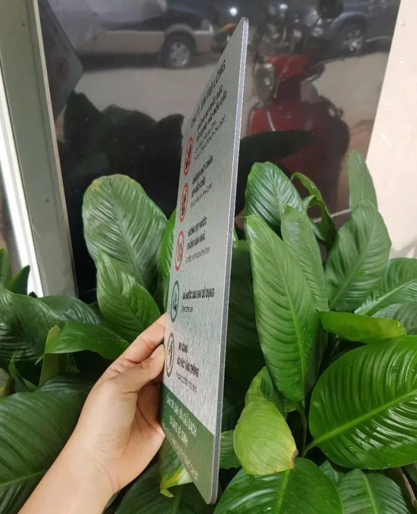 Bảng nội quy nhà vệ sinh góc nghiêng chi tiết Bảng nội quy nhà vệ sinh 5 nội dung góc nghiêng giữa cây xanh