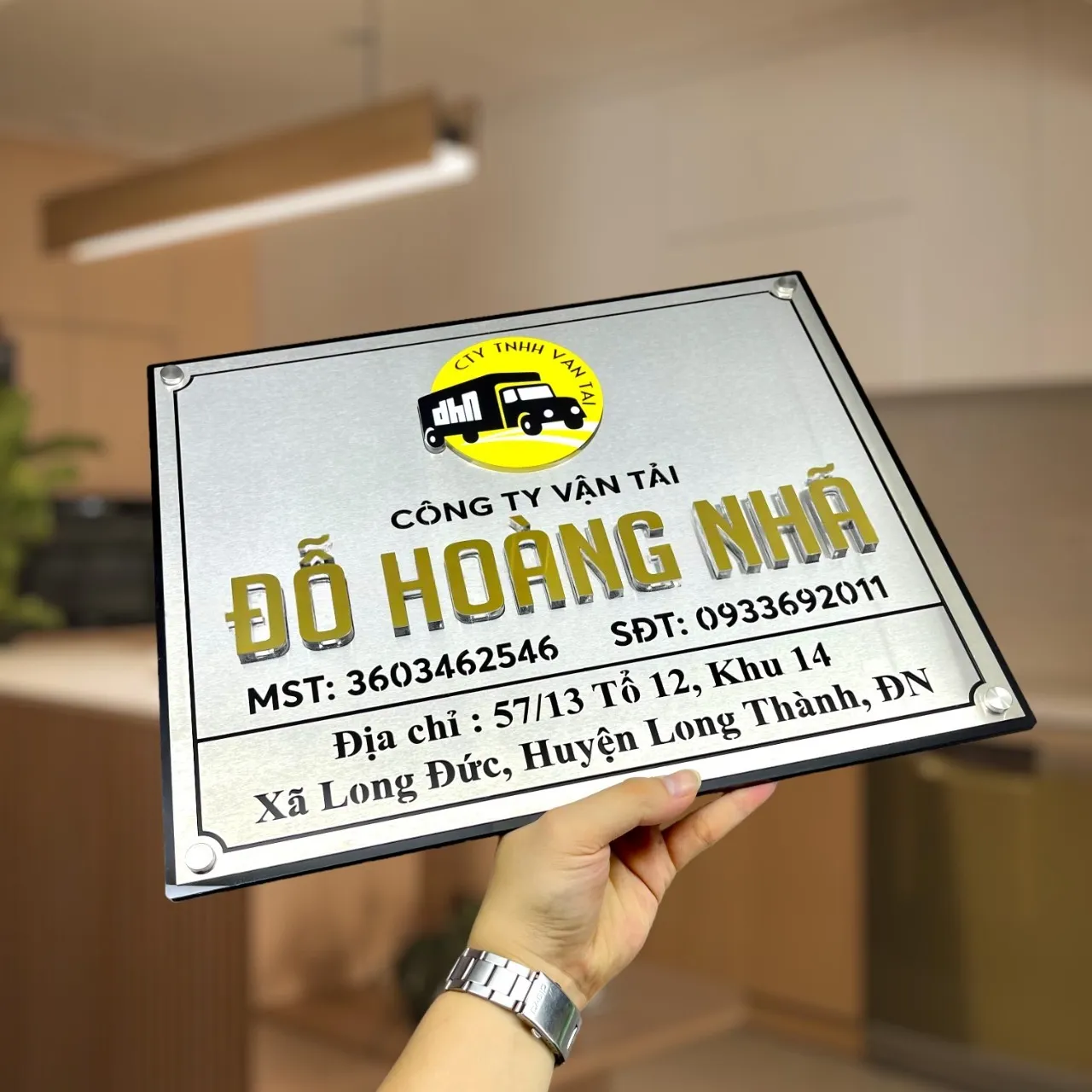 Góc nghiêng bảng hiệu công ty inox 304 xước bạc chữ nổi 3D vàng gương viền đen cạnh vuông