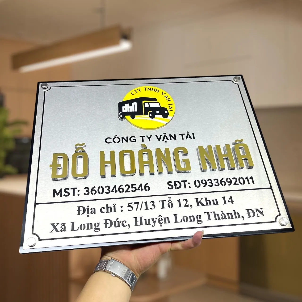 Bảng hiệu công ty inox 304 xước bạc chữ nổi 3D vàng gương nhìn chính diện thấy đủ tên MST SĐT địa chỉ