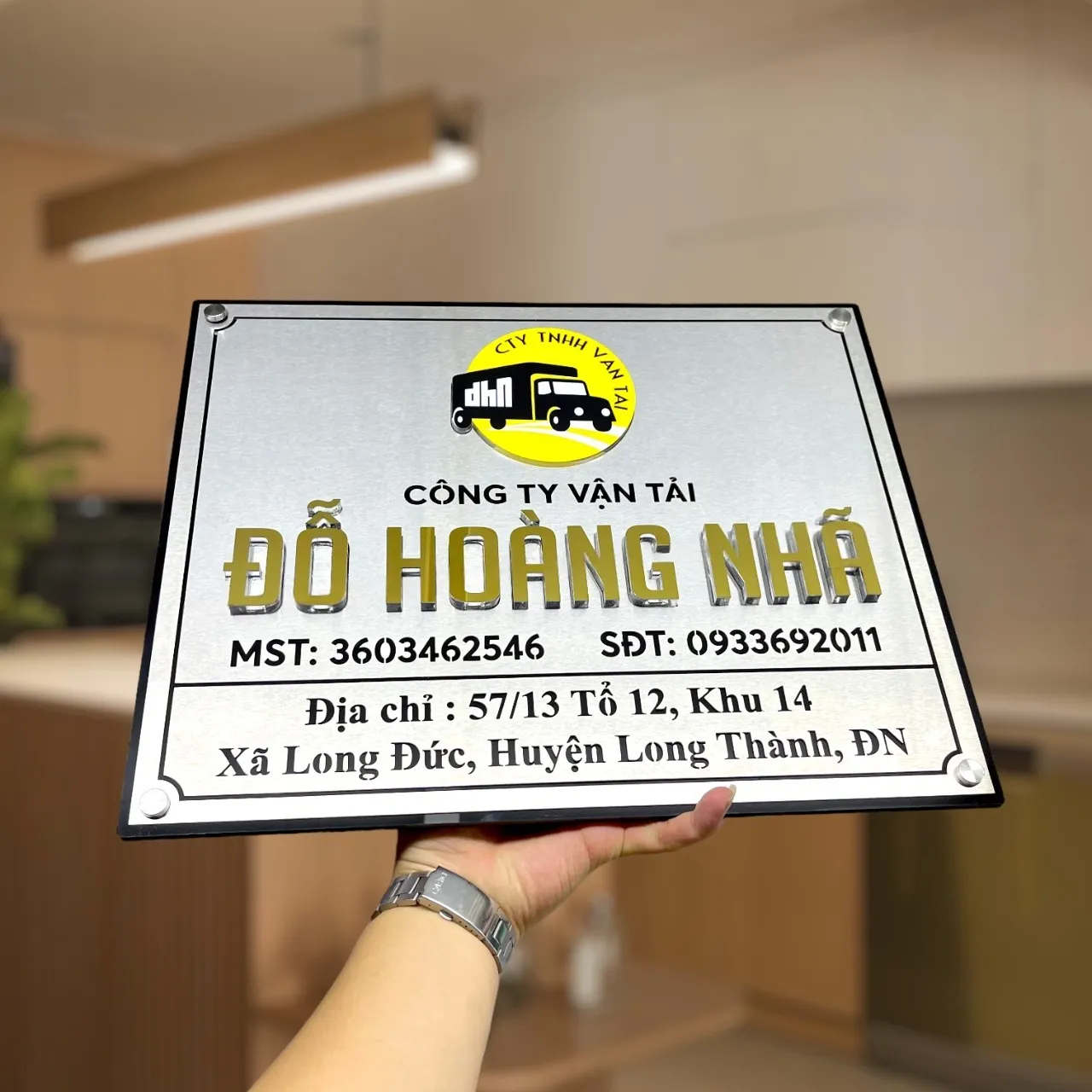 Bảng hiệu công ty inox 304 xước bạc chữ nổi 3D vàng gương viền đen toàn cảnh phối cảnh nội thất văn phòng