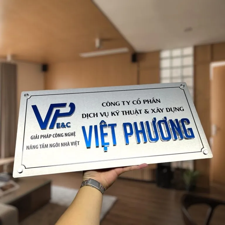 Bảng hiệu công ty inox bạc chữ nổi sơn màu thương hiệu – tổng thể bảng hiệu công ty inox trắng xước chữ nổi 3D sơn màu thương hiệu xanh dương bố cục 2 cột tổng thể văn phòng