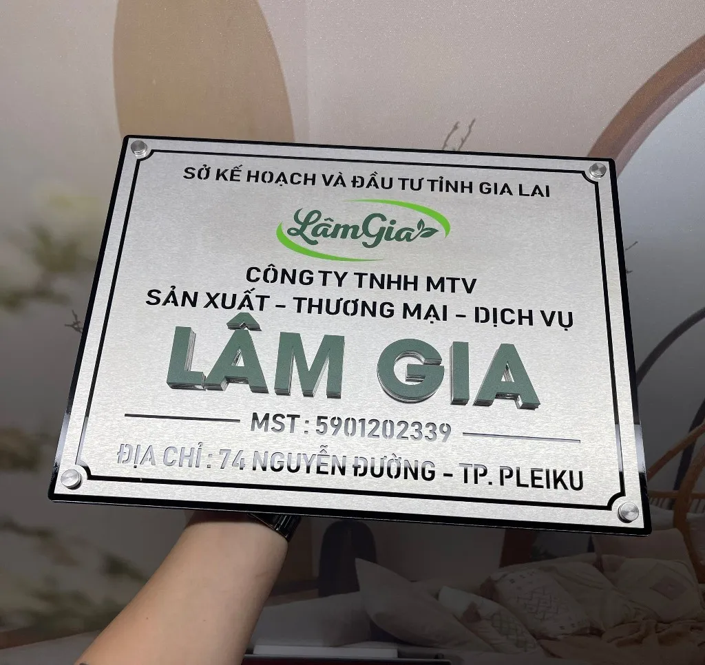 Chi tiết logo LâmGia và chữ nổi 3D màu xanh lá trên nền inox bạc xước – bảng hiệu công ty chữ nổi màu tùy chỉnh