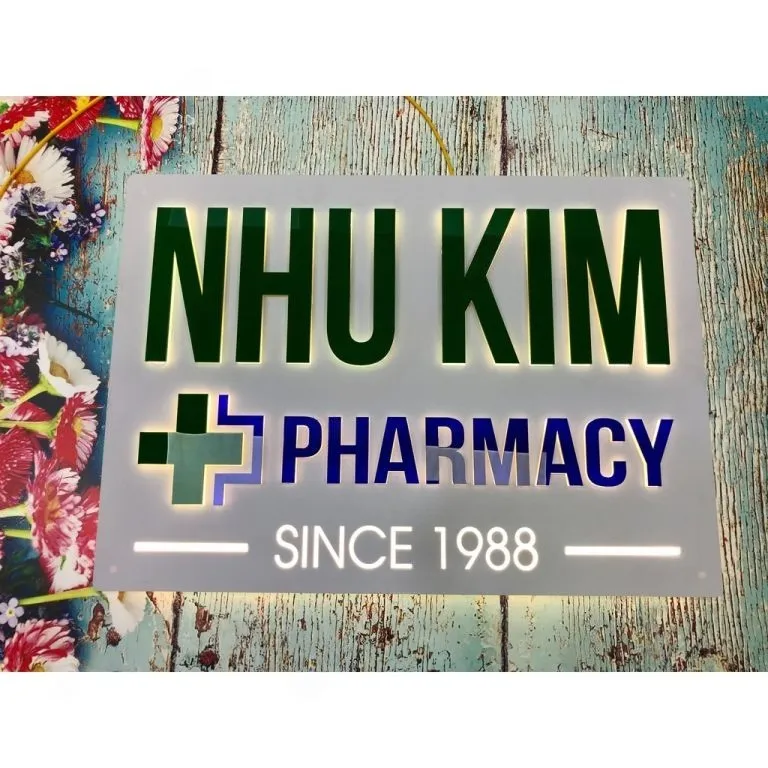 Cận cảnh chữ nổi 3D inox sơn tĩnh điện xanh lá, có đèn LED viền tạo quầng sáng bao quanh từng ký tự trên nền inox 304 bạc xước