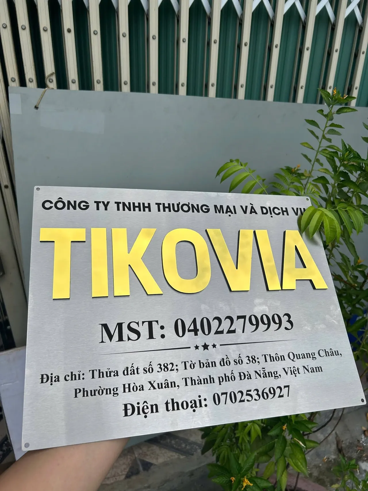 Bảng hiệu công ty inox xước bạc – góc nghiêng phối cảnh Bảng hiệu công ty inox xước bạc chữ nổi 3D vàng gương chụp góc nghiêng phối cảnh ngoài trời